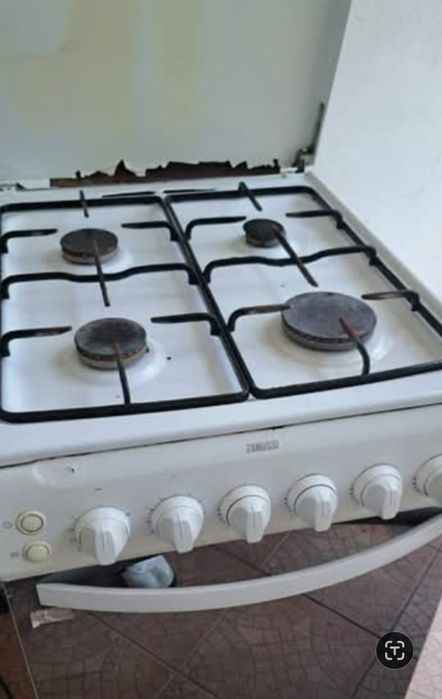 Aragaz Zanussi - funcțional 4 ochiuri și cuptor - cu ruginaâ