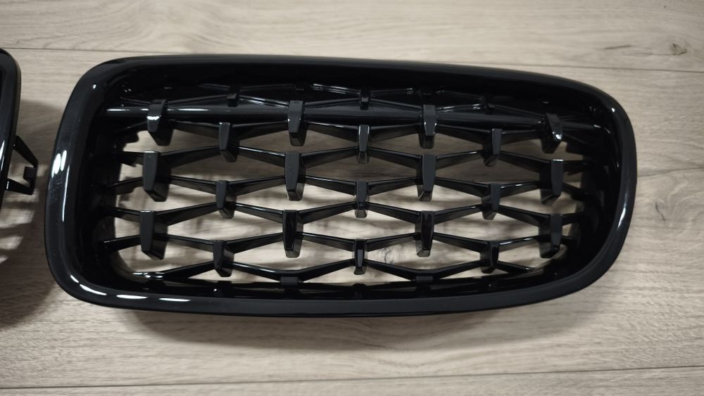 Grile diamond bara fata Bmw F30 F31.
Culoare negru lucios.
Au ambal