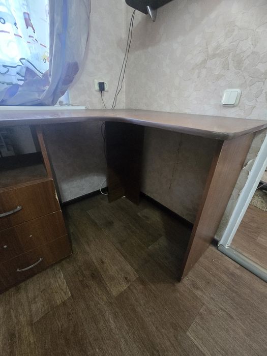 Продам компьютерный стол