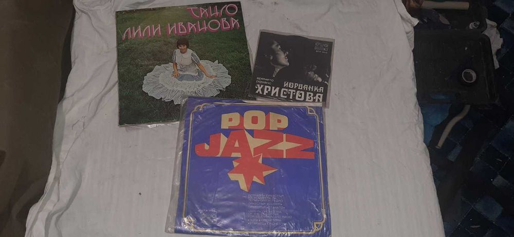 ретро радиоприемници, антена, манерка, инструменти, свещник, пепелник