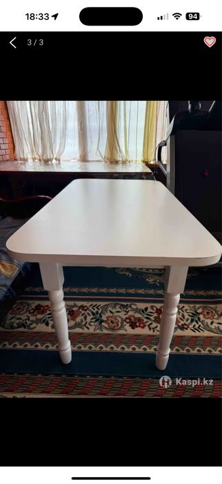 Кухонный стол белого цвета