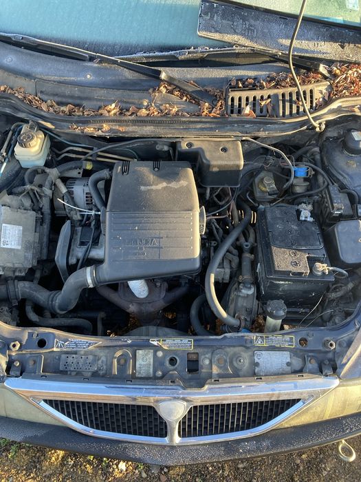 Lancia y на части