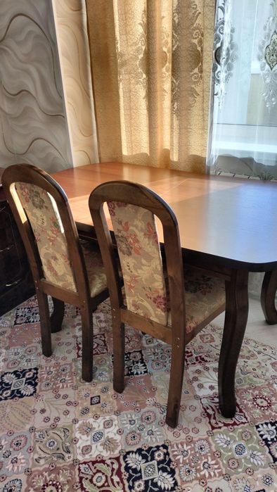 Продам стол для гостиной  и четыре стула