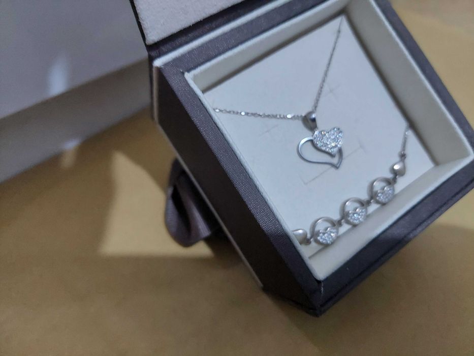 Set bratara si colier plasate cu argint in cutie cadou teilor