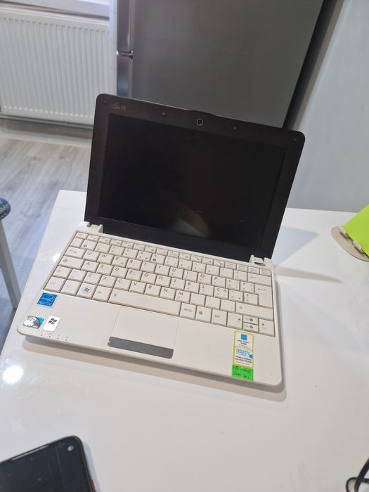 Laptop Asus perfect funcțional la priza