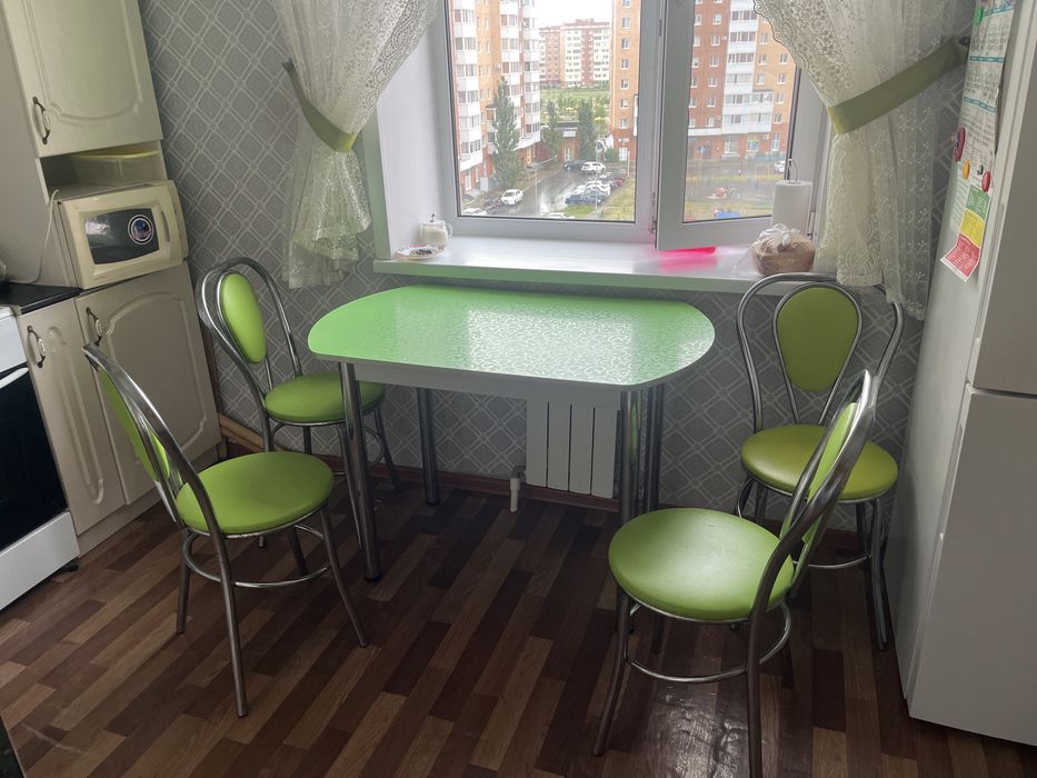 Кухонный стол со стульями