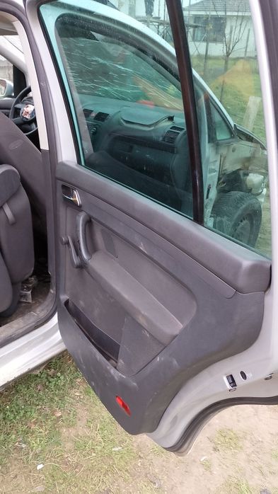 Vând plafon si piese de volzvagen Touran