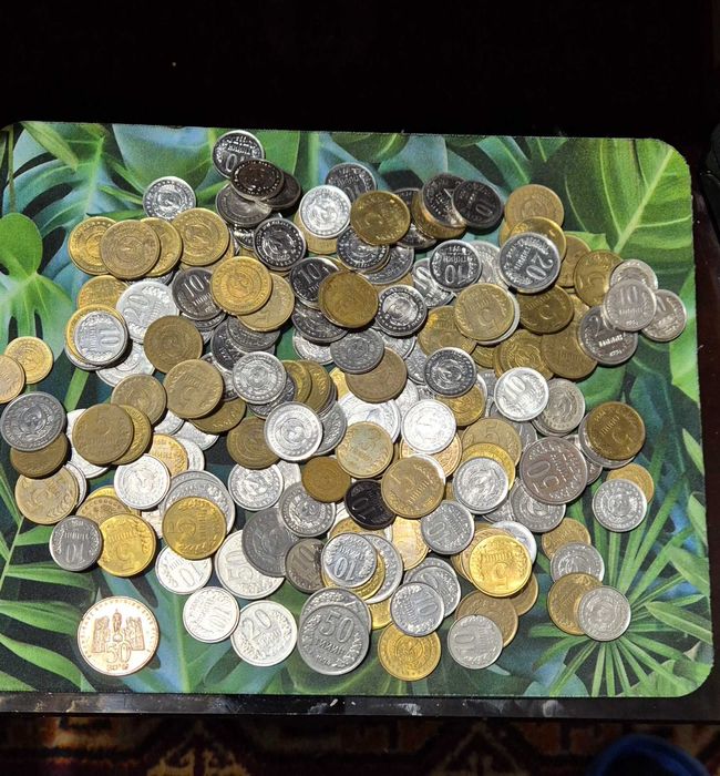 Продаются монеты и купюры советского периода и начала 90-х годов.