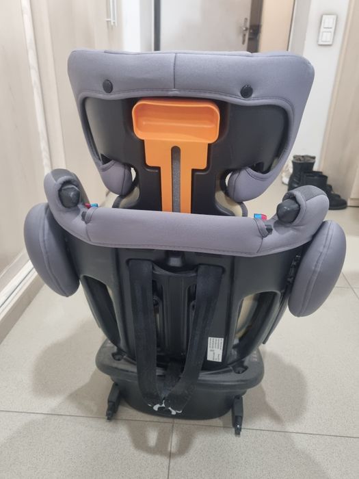 Автокресло  Chicco  с креплением iso fix