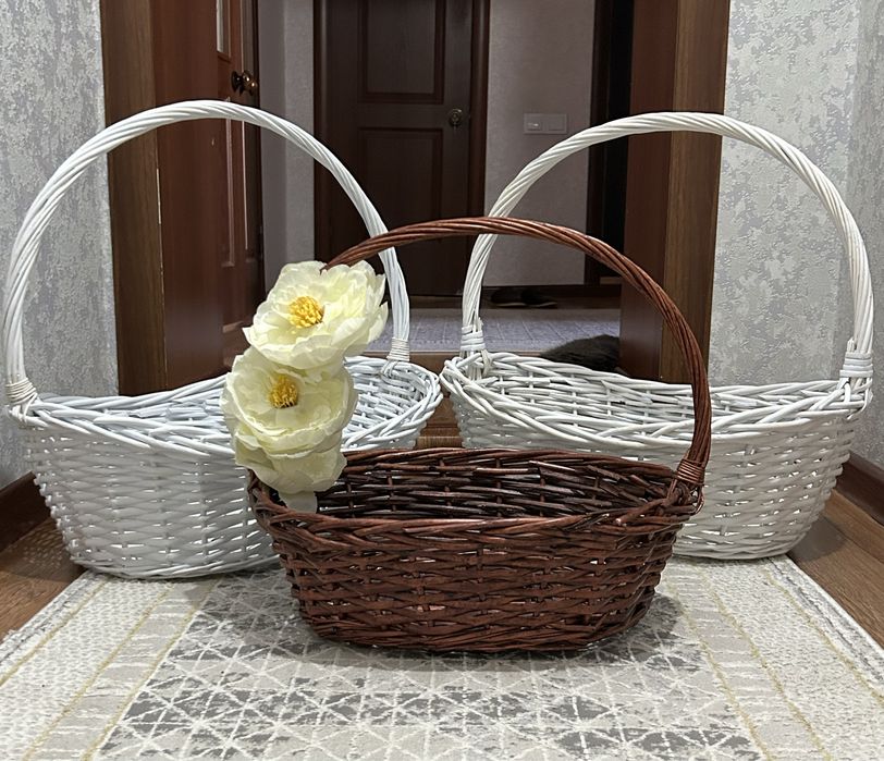 Белая корзина для цветов и подарков