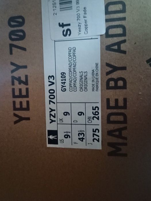 Yezzy  700  v  3