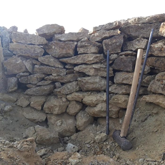 Сары тас сатылады...