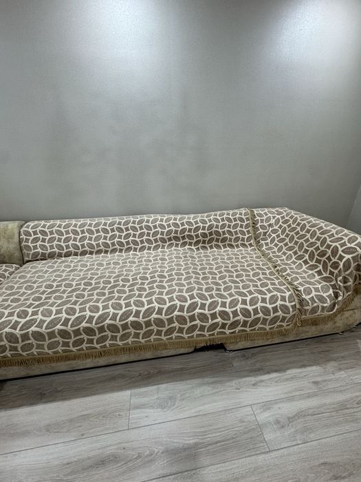 Продам срочно диван угловой с пуфиком