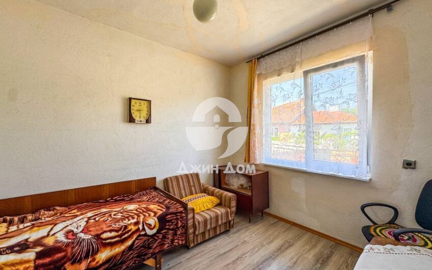 Двуетажна къща с двор в гр. Средец