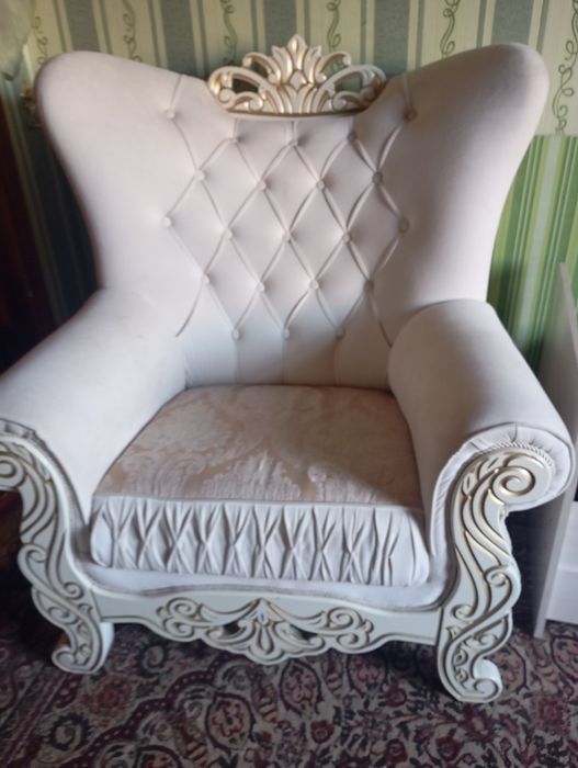 Yumshoq divan juda qulay Karta 1 kishilik.