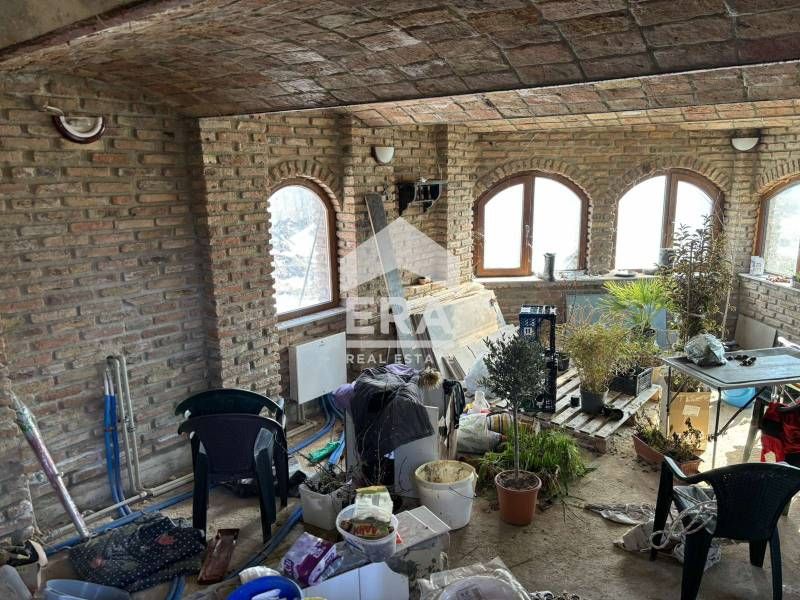 Триетажна новострояща се къща за продажба, с двор и морска панорама, в