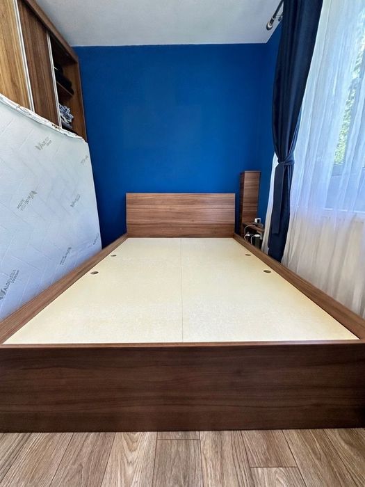 Pat din lemn,culoare nuc, 140x200