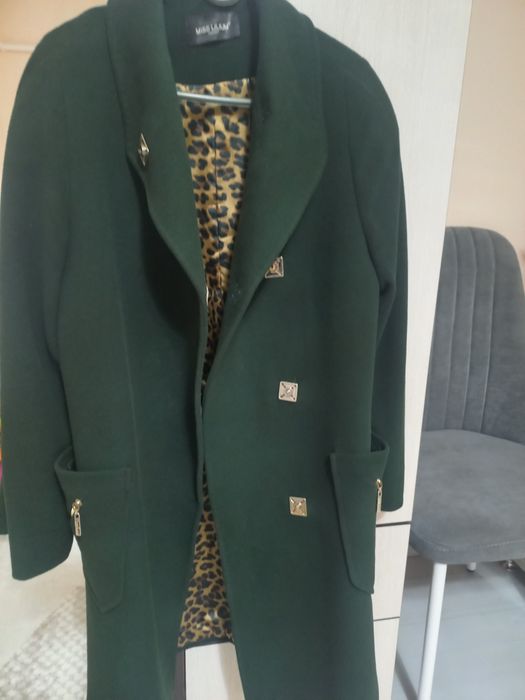 Пальто сатылады.