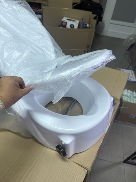 Повдигаща седалка за тоалетна за инвалди