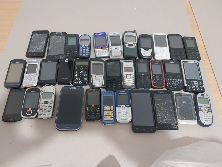 Vand telefoane defecte