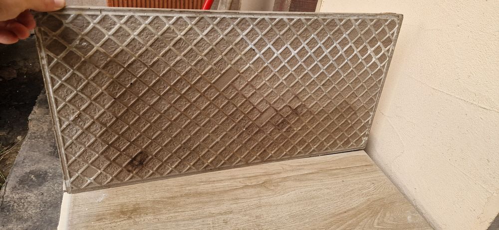 Gresie de vanzare 10 mp toata costa 100 lei