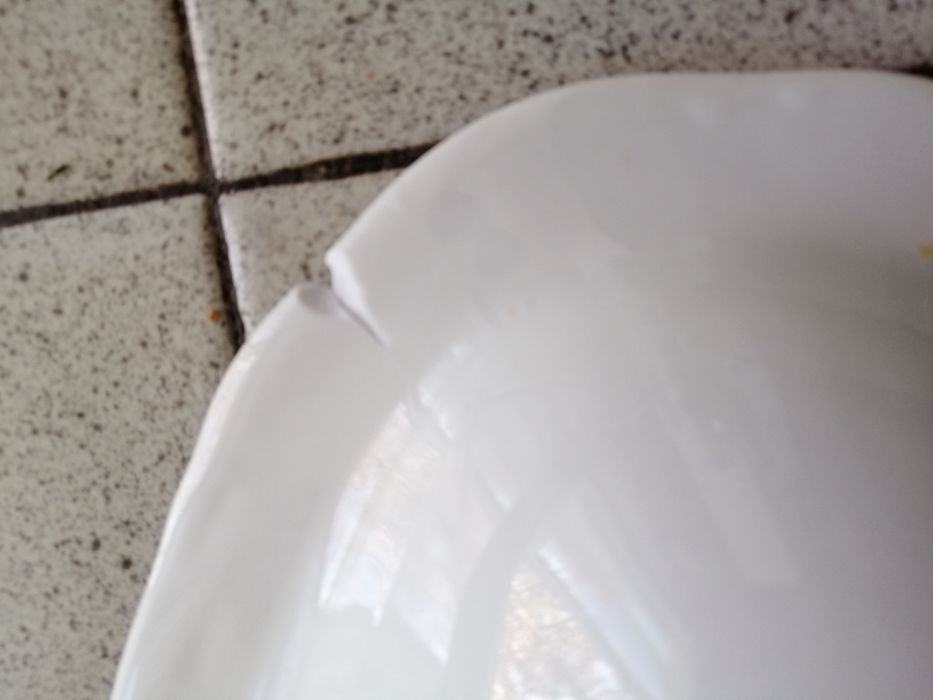 Голяма порцеланова купа. Чинии. Стъклени чаши.