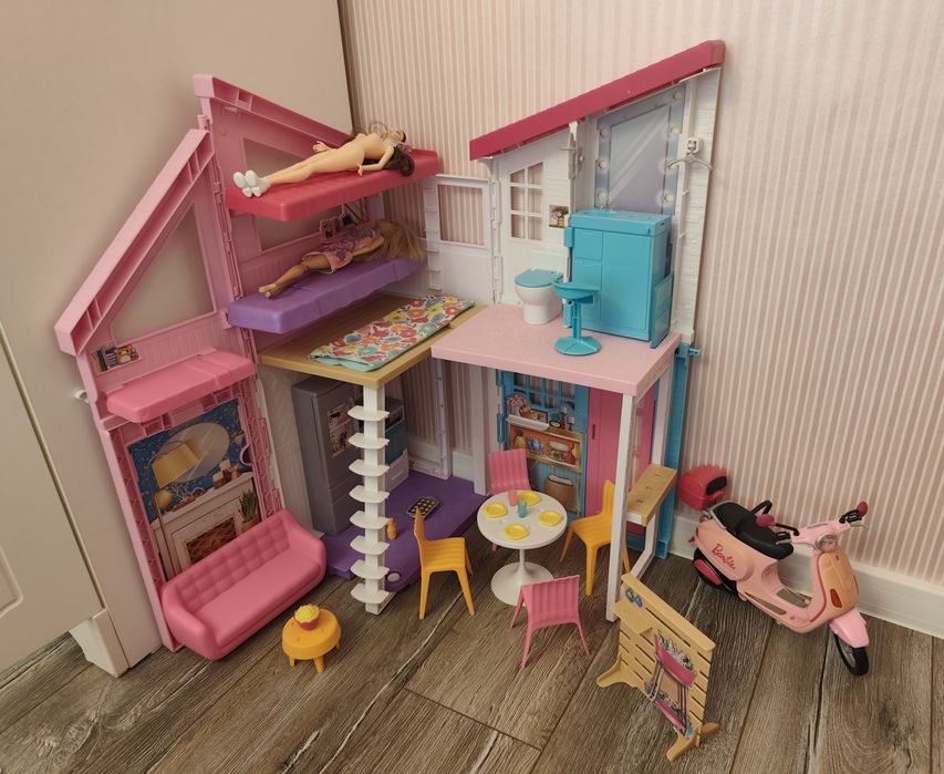 Трансформираща къща на Barbie с аксесоари +две барбита и мотор подарък