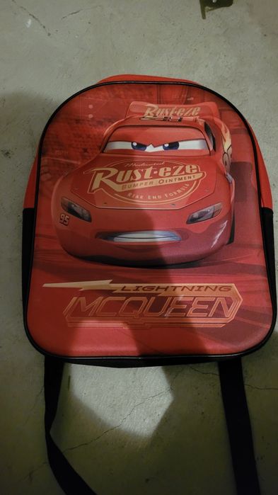 Vând ghiozdan + apărători , stare bună