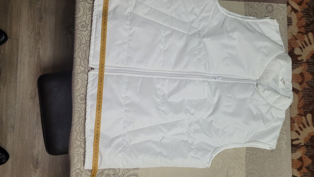 Елек бял с цип. .