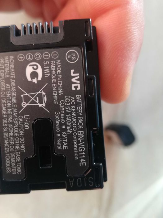 Продавам FULL HD камера JVC със 2бр.батерий и чантичка SONY