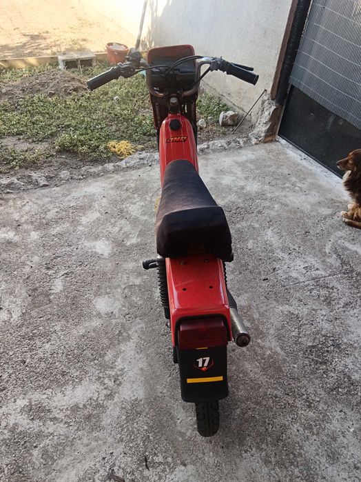 Бенели 50 Моторчето работи със 3 скорости  без документи