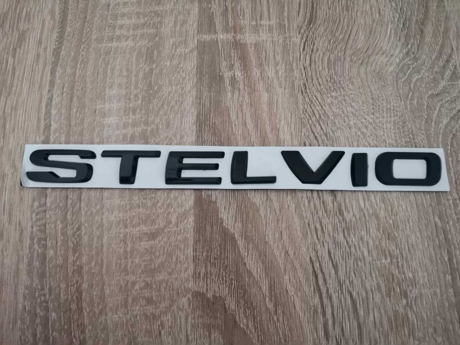черен надпис Alfa Romeo Stelvio