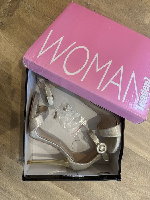 Нови златисти сандали Tendenz