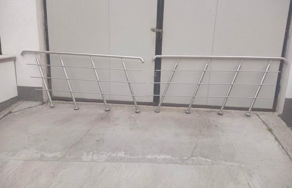Vand balustrada din inox aprope noi