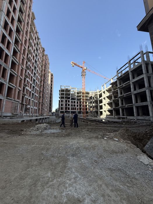 Гагарин Авину 54,5 квадрат Навастройка сотилади 1 этаж каропка холатда