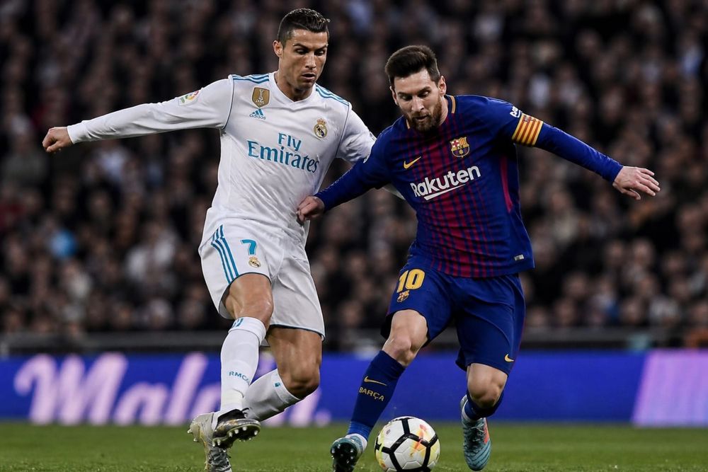 Minge World Cup 2067 jucatăde C. Ronaldo si pupată de L. Messi