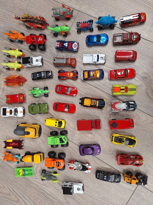 Hot wheels писти и коли. Lightning McQueen коли (Макуин светкавицата)