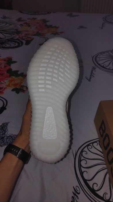 Adidași albi yeezy 350 v2 albi cu cutia lor originală mărimea 43.