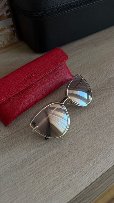 Слънчеви оригинални очила на Guess