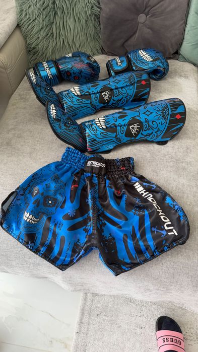 Set Kickbox / Muay Thai complet + aparatoare tibie + manusi + pantaloni