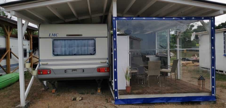 Продвам каравана с изграден обзаведен навес-къмпинг Китен