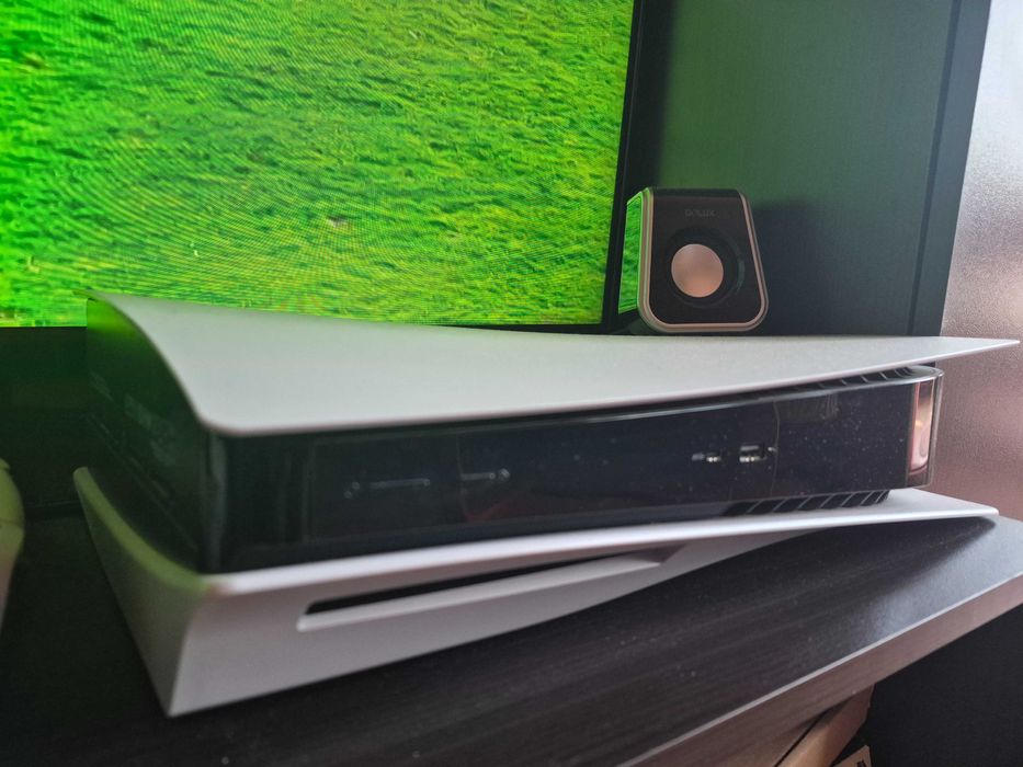 Конзола PS5 с 2 контролера