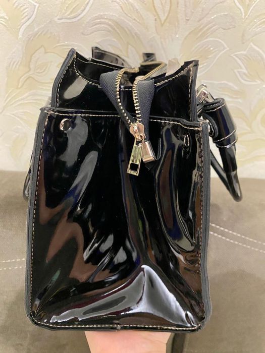 Женская лаковая сумочка