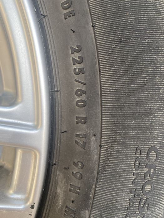 Продается комплект шин с дисками: 225/60 R17