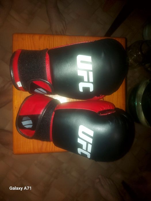 Продам перчатки и шлем Срочно