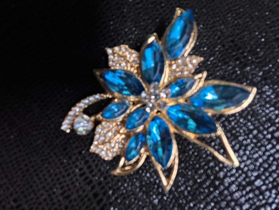 Продам броши новые