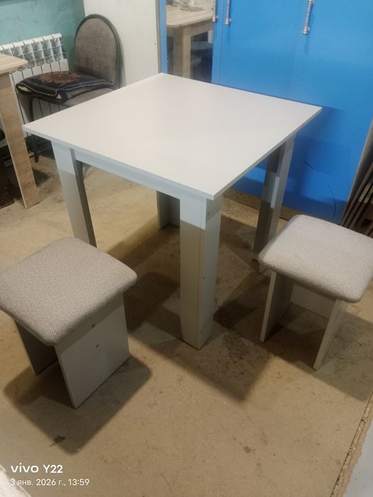 Продам кухонный стол и табуретки