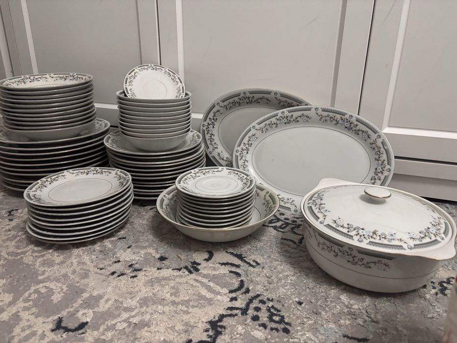 Столовый набор из тарелок