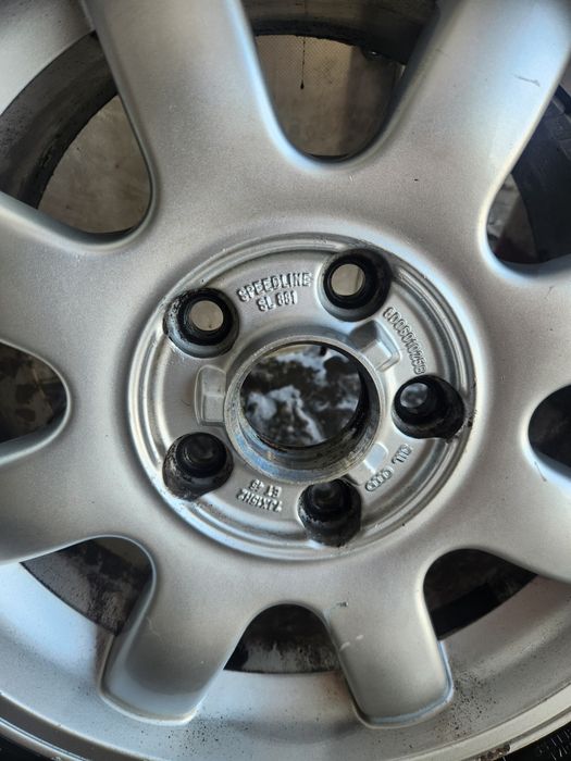 Продавам комплект от 5 алуминиеви джанти и зимни гуми  15 цола от ауди