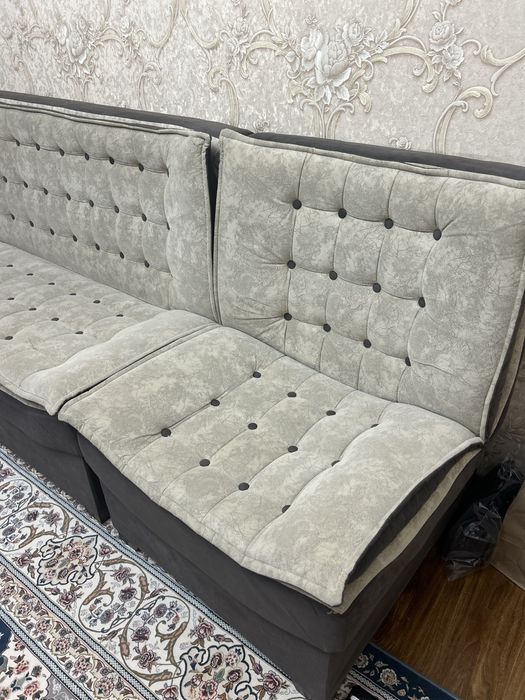 Продаётся удобный и аккуратный мягкий гарнитур: диван и два кресла.